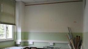 La desolazione nell’aula dove sono stati rubati i pc e gli striscioni fuori la scuola