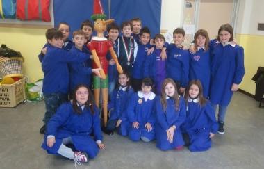 Niccol&ograve; circondato dai compagni di scuola 
