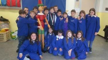 Niccolò circondato dai compagni di scuola