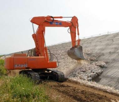 Una gru del Consorzio al lavoro sugli argini del Cornia 