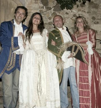 Giuliana Mettini con alcuni attori in costume in Piazza dAkram 