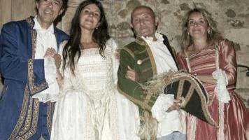 Giuliana Mettini con alcuni attori in costume in Piazza d’Akram