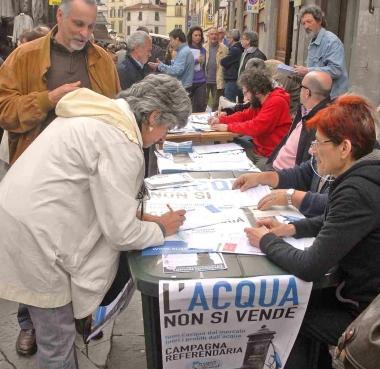 Una raccolta di firme per lacqua pubblica nel 2010 