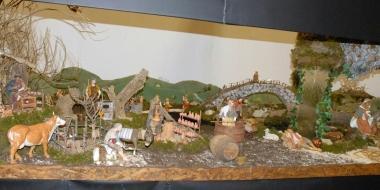 Di fianco il presepe di Vergaio Sotto il parroco don Rudy Lafazia     