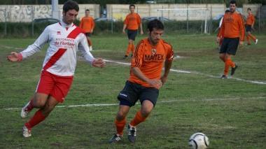 Azione di gioco tra Salivoli e Bonalaccia Zeza del Salivoli sulla palla e Gianfaldoni del Montemazzano contrastato dall’avversario