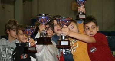 I pulcini della Chiti mostrano i trofei vinti 