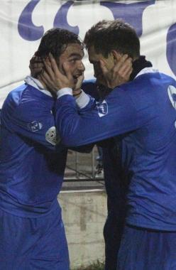 Pisanu festeggiato dai compagni dopo il gol su rigore 
