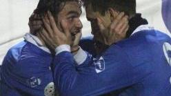 Pisanu festeggiato dai compagni dopo il gol su rigore