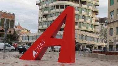 La grande A rossa pensata dallartista Renato Spagnoli per piazza Attias 