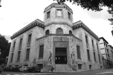 Il palazzo delle Poste di Carrara: qui si pagano centinaia di pensioni tutti i mesi