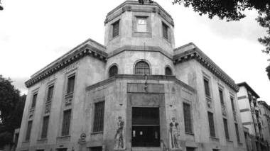 Il palazzo delle Poste di Carrara: qui si pagano centinaia di pensioni tutti i mesi