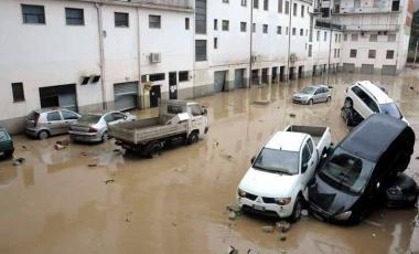 Il disastro ad Aulla: auto distrutte dalla piena del Magra