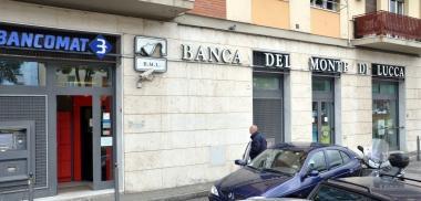 La banca chiusa per rapina dopo il colpo di ieri mattina 