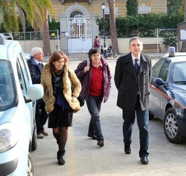 Il presidente della Regione Enrico Rossi mentre entra nella sede del Comune di Campo nellElba 