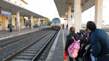 Passeggeri in attesa del treno alla stazione di Campiglia