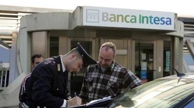 Una rapina a una filiale di Banca Intesa
