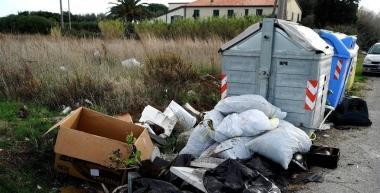 Rifiuti in via Vecchia Livornese 