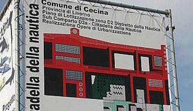 Il cartellone posizionato nell’agosto 2007 sul cantiere della cittadella