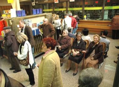 Il premier Mario Monti: nella manovra presenti norme che obbligheranno i pensionati versiliesi ad aprire conti in banca per poter riscuotere le loro pensioni 