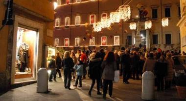 Natale di austerity, crolla lo shopping: il 62% delle famiglie spenderà di meno