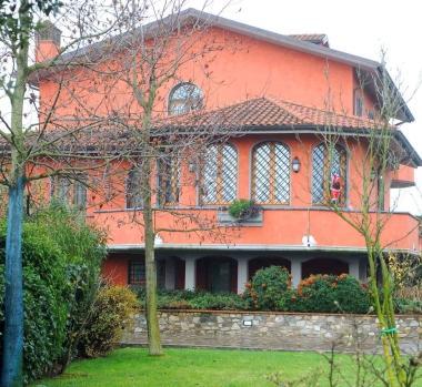 Da sinistra la villetta dei De Ieso e limprenditore: in casa insieme alla moglie racconta laggressione subita 
