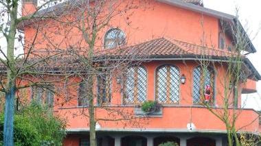 Da sinistra la villetta dei De Ieso e l’imprenditore: in casa insieme alla moglie racconta l’aggressione subita