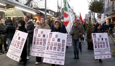 Partiti e sindacati in piazza chiedono le dimissioni del sindaco