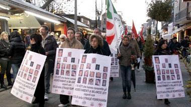 Partiti e sindacati in piazza chiedono le dimissioni del sindaco