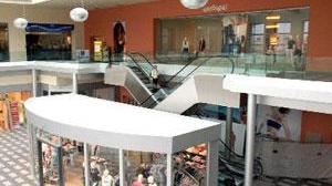 Bimbo cade dalla scala mobile e si fa male alla testa