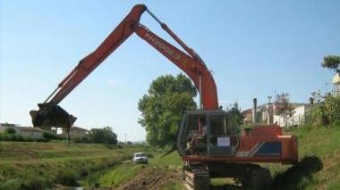 Un cantiere lungo un argine