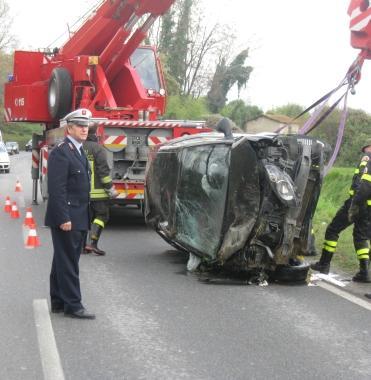 Sbanda sull'asfalto viscido e finisce in un fossato