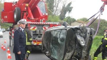 Sbanda sull'asfalto viscido e finisce in un fossato