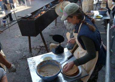 Donne mentre preparano i necci 