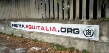 Lo striscione di Casa Pound comparso in via Carducci 