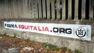 Lo striscione di Casa Pound comparso in via Carducci