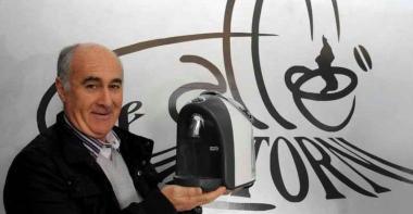 <b>PRIMO PREMIO.</b> Francesco Tonelli patron di &laquo;Caff&eacute; e dintorni&raquo; mostra la macchina da espresso 
