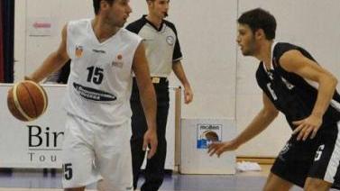 Vallini con la palla. Sotto i tifosi rossoblù