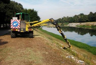 Operazioni di bonifica in riva allArno 