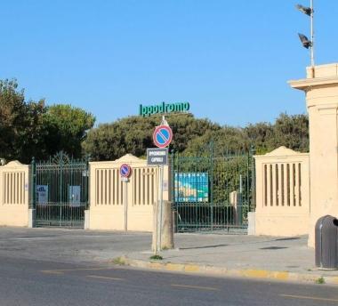 L’ingresso del Caprilli sul viale Italia