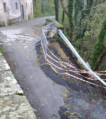 La strada dissestata a Pieve di Compito 