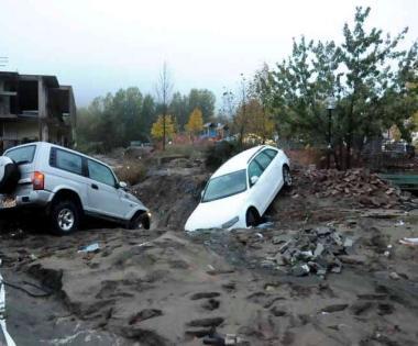 Marina Pratici e una immagine della alluvione di Aulla   