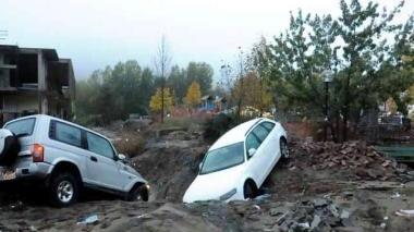 Marina Pratici e una immagine della alluvione di Aulla