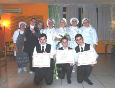 Le cuoche del gruppo Lady Chef e gli allievi della scuola alberghiera della Spezia    