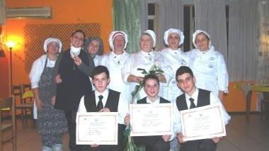 Le cuoche del gruppo Lady Chef e gli allievi della scuola alberghiera della Spezia