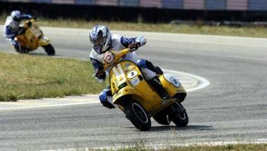 Filippo Giorgini in sella alla sua moto durante una gara 