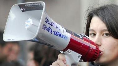 In piazza con il megafono
