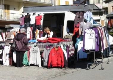 Una bancarella del mercato ambulante di San Marcello 