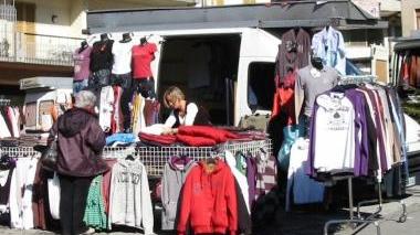 Una bancarella del mercato ambulante di San Marcello