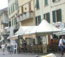 Una vetrina coi prezzi e sotto un gazebo 