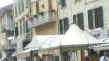 Una vetrina coi prezzi e sotto un gazebo